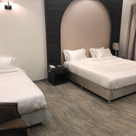 Hotel Sharanam Shegaon Kültér fotó