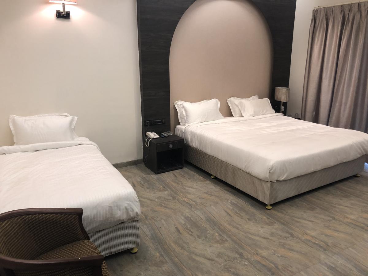 Hotel Sharanam Shegaon Kültér fotó