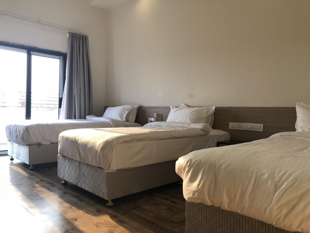 Hotel Sharanam Shegaon Kültér fotó
