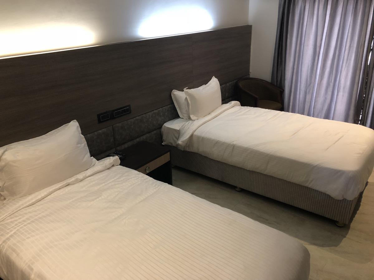 Hotel Sharanam Shegaon Kültér fotó